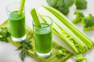 بررسی کامل فواید برگ و آب کرفس برای سلامت بدن