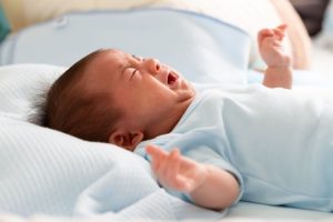 آیا استفاده از شیره خرما و آب نبات می‌ تواند کولیک نوزادان را درمان کند؟