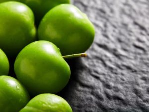 عوارض مصرف بیش از حد گوجه سبز برای بدن؛ فواید، هشدارها و نکات مهم پزشکی
