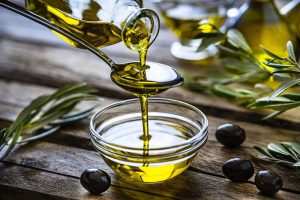 هرآنچه باید درباره نوشیدن روغن زیتون بدانید؛ باورهای اشتباه و عوارض پنهان