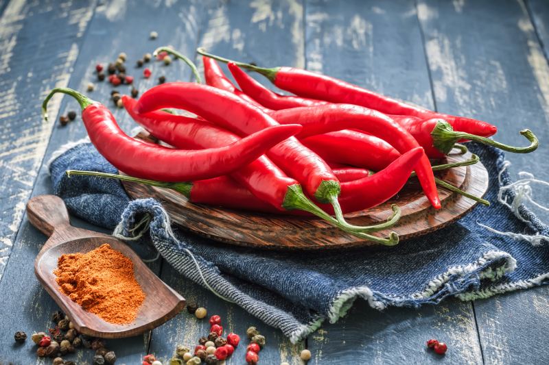 چرا باید غذاهای تند را وارد رژیم غذایی کنیم؟ بررسی علمی ۷ فایده مهم