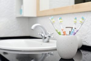 چرا باید مسواک را از دستشویی دور نگه دارید؟ دلایل بهداشتی و راهکارهای محافظت از مسواک