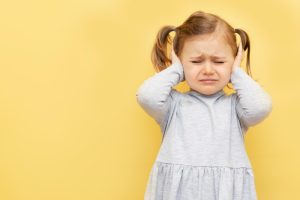 آرام کردن کودکان در برابر صداهای بلند و ناگهانی: راهکارهای کاربردی برای والدین
