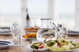 آیا باید هنگام غذا خوردن آب بنوشیم؟ بررسی فواید و مضرات آن
