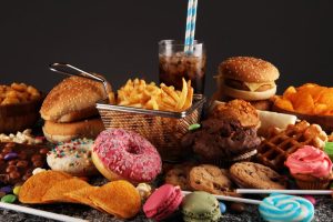 با مصرف بیش از حد این خوراکی‌ های صنعتی، سلامت مغز خود را به خطر نیندازید