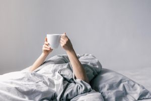مقابله با خواب‌ آلودگی صبحگاهی: ۵ راهکار کاربردی برای شروعی فعال و سالم