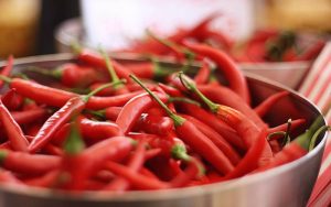 چگونه مصرف غذاهای تند می‌ تواند به کاهش اشتها و کنترل وزن کمک کند؟