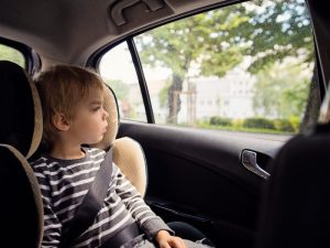 خطرات جدی صندلی‌ های داغ خودرو برای کودکان در تابستان