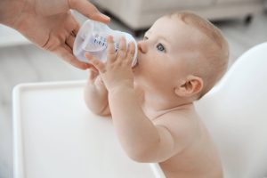 نوزاد تا چه سنی نباید آب بخورد؟ پاسخ علمی به یکی از پرتکرارترین سوالات والدین
