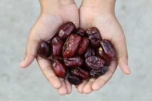 خرما و آب؛ غذای کامل طبیعی برای انرژی بی‌ پایان و سلامت بدن