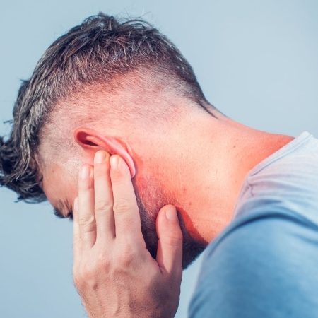 درد گوش نشانه چیست؟ از عفونت تا مشکلات دندان و گردن