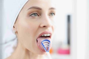 سفیدی روی زبان چیست و چگونه بوی بد دهان را کنترل کنیم؟