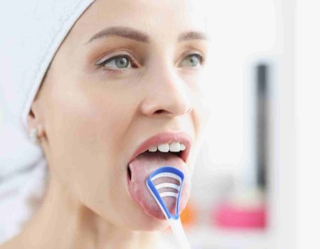 سفیدی روی زبان چیست و چگونه بوی بد دهان را کنترل کنیم؟