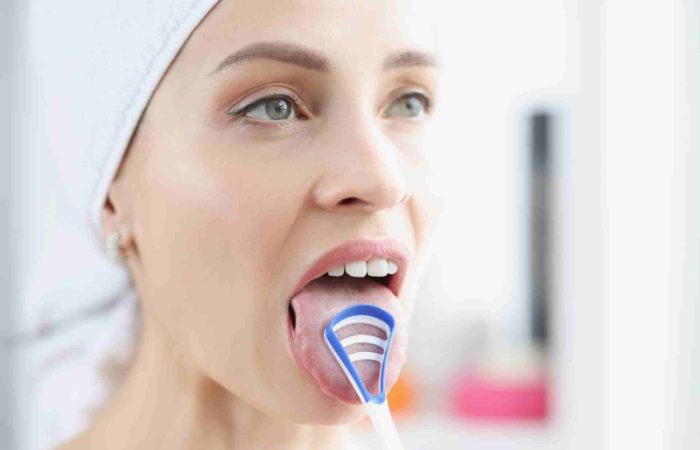 سفیدی روی زبان چیست و چگونه بوی بد دهان را کنترل کنیم؟