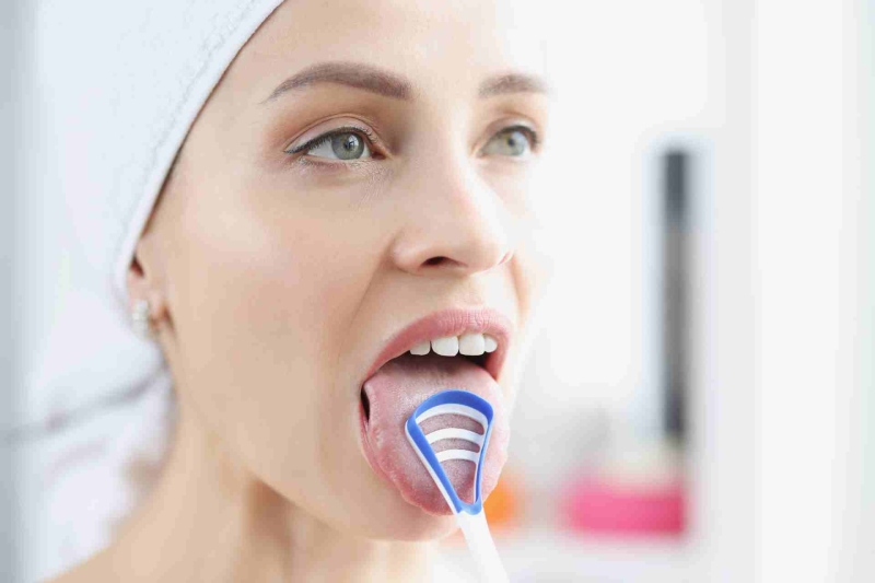 سفیدی روی زبان چیست و چگونه بوی بد دهان را کنترل کنیم؟
