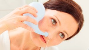 شستشوی بینی با آب نمک و سرم فیزیولوژی؛ بررسی فواید و خطرات احتمالی