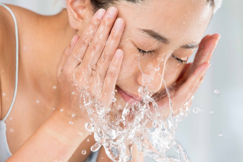 مضرات شست‌ و شوی بیش از حد پوست؛ چرا زیاد شستن پوست مشکل‌ ساز است؟