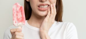 ۸ روش خانگی اثربخش برای کاهش حساسیت دندان و محافظت از مینای آن