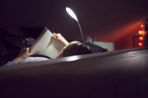 فواید کتاب‌ خوانی پیش از خواب؛ آرامش ذهن و تقویت سلامت روان