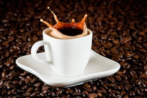 نوشیدن قهوه با معده خالی؛ فواید و عوارض احتمالی