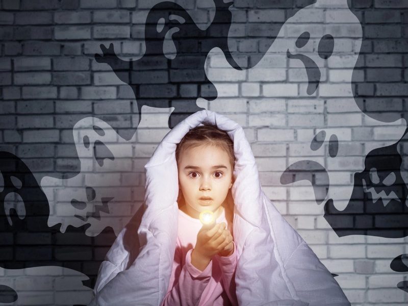 چگونه به کودکی که از تاریکی می‌ ترسد کمک کنیم؟