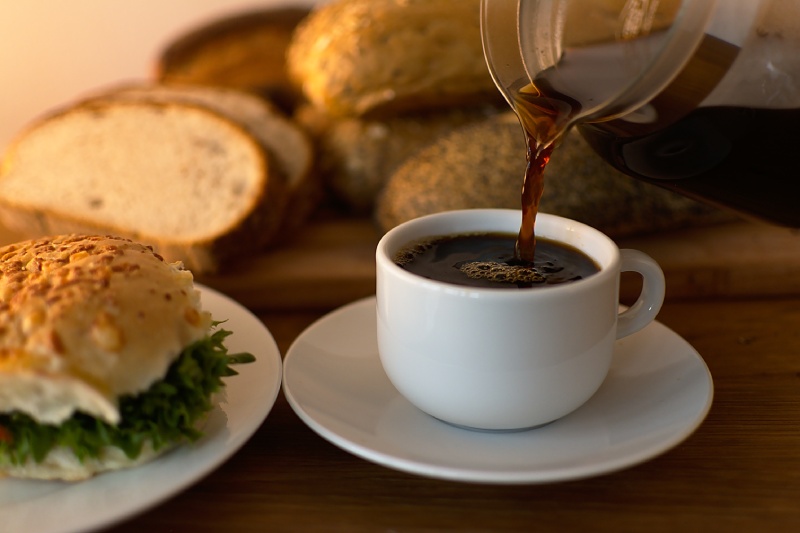 خطرات نوشیدن قهوه بلافاصله بعد از غذا و اثر آن بر هضم و جذب مواد مغذی