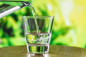 راهنمای کامل هیدراته ماندن بر اساس سن، فعالیت و شرایط بدن