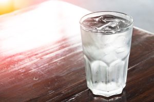 هرگز بلافاصله بعد از غذا آب یخ ننوشید؛ تأثیرات مخرب بر هضم و سلامت گوارش