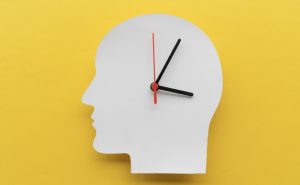 چرا با افزایش سن زمان سریع‌ تر می‌ گذرد؟ بررسی علمی درک زمان در مغز