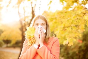 تب یونجه زمستانی یا سرما خوردگی؟ راهنمای تشخیص و پیشگیری از آلرژی‌ های فصلی