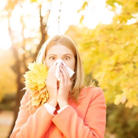 تب یونجه زمستانی یا سرما خوردگی؟ راهنمای تشخیص و پیشگیری از آلرژی‌ های فصلی