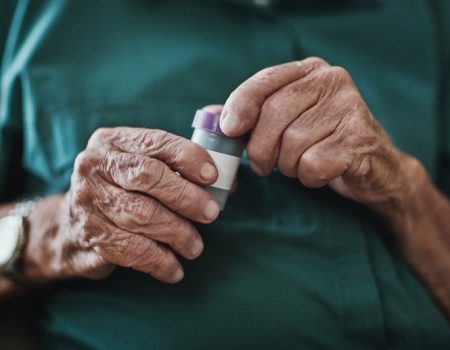 فراموشی مصرف دارو در سالمندان: پیامدها، پیشگیری و راهکارهای عملی