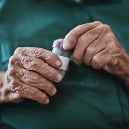 فراموشی مصرف دارو در سالمندان: پیامدها، پیشگیری و راهکارهای عملی