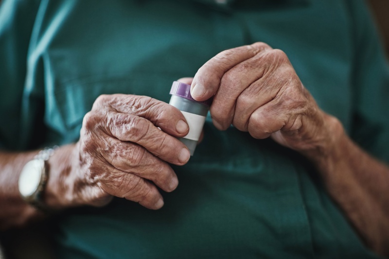 فراموشی مصرف دارو در سالمندان: پیامدها، پیشگیری و راهکارهای عملی