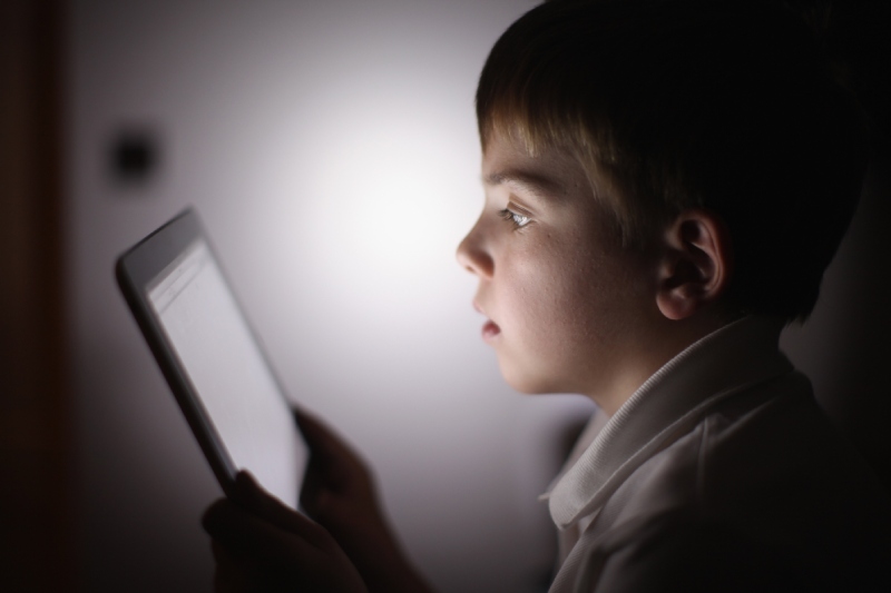 استفاده کودکان از نمايشگر: چه زمانی بايد رويکرد احتياط را جدی بگيريم؟