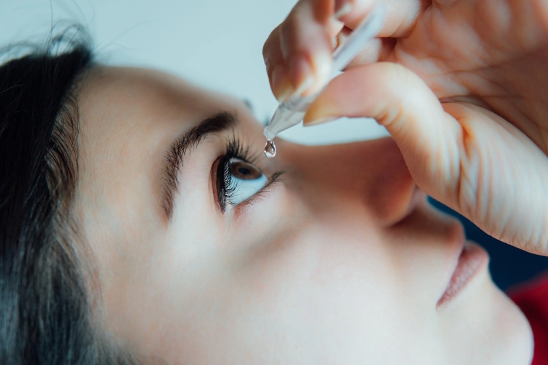 روش‌ های پیشگیری و درمان خشکی چشم در زمستان