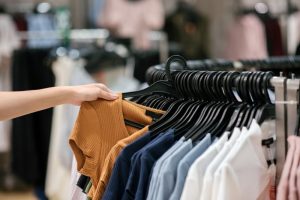 چرا همیشه باید لباس‌ های نو را قبل از پوشیدن بشوییم؟ فواید بهداشتی