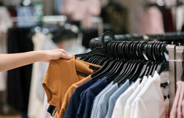 چرا همیشه باید لباس‌ های نو را قبل از پوشیدن بشوییم؟ فواید بهداشتی