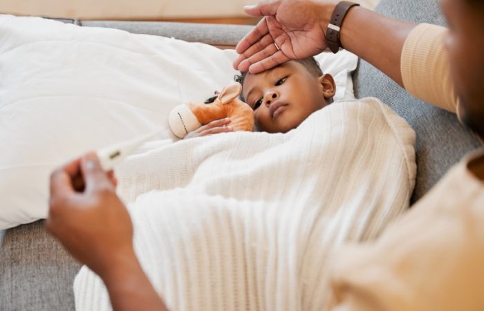 تب و تشنج در کودکان + روش‌ های ایمن کاهش تب و اقدام فوری والدین