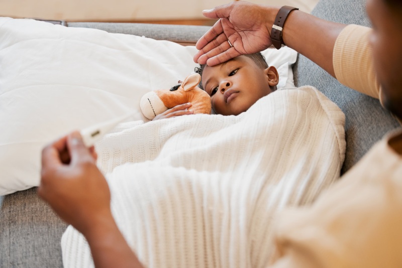 تب و تشنج در کودکان + روش‌ های ایمن کاهش تب و اقدام فوری والدین