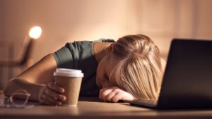 چرا صبح‌ ها خسته و کسل هستید؟ راهکارهایی برای درمان بی‌ خوابی و بازیابی انرژی روزانه