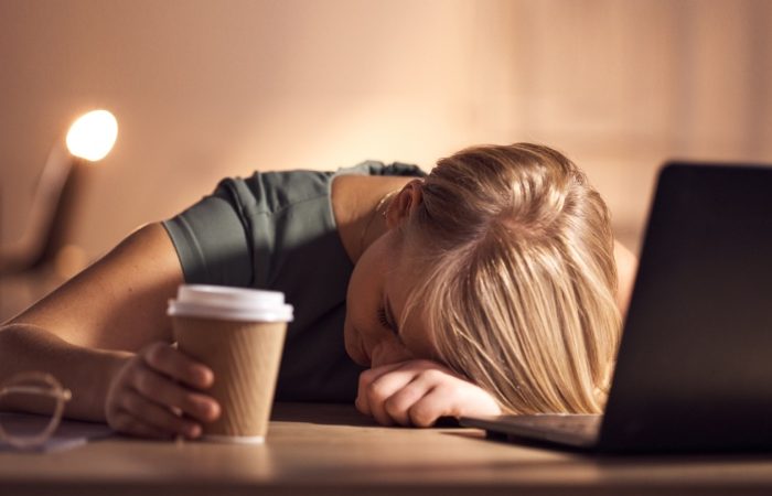 چرا صبح‌ ها خسته و کسل هستید؟ راهکارهایی برای درمان بی‌ خوابی و بازیابی انرژی روزانه