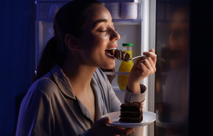 چرا شب ها گرسنه می شویم؟ دلایل گرسنگی شبانه و راه های کنترل اشتها