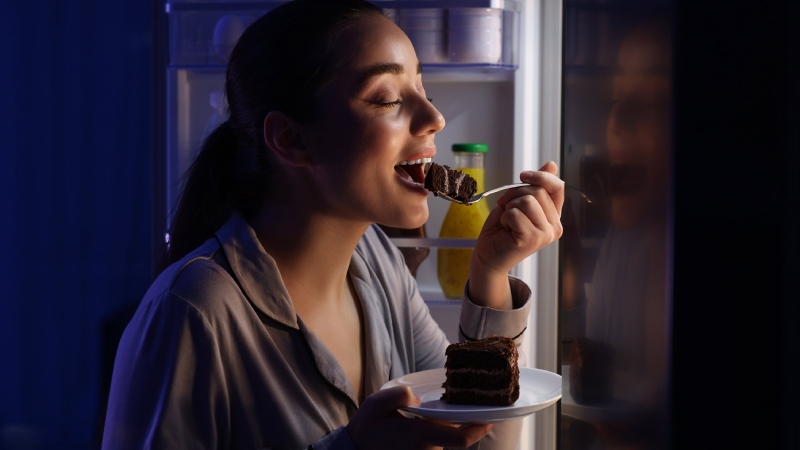چرا شب ها گرسنه می شویم؟ دلایل گرسنگی شبانه و راه های کنترل اشتها
